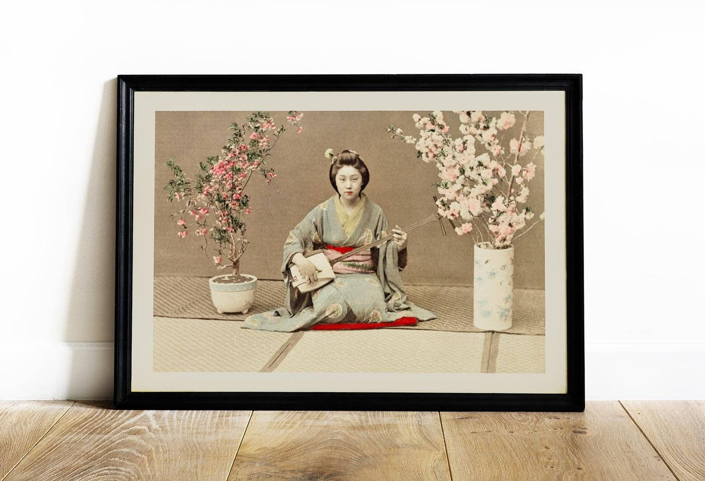 Geisha interpretando a Samisen de Ogawa Kazumasa