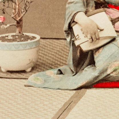 Geisha interpretando a Samisen de Ogawa Kazumasa