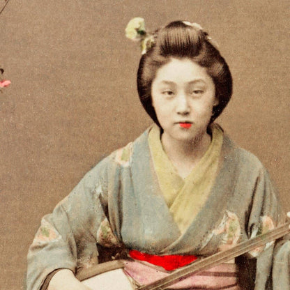 Geisha interpretando a Samisen de Ogawa Kazumasa