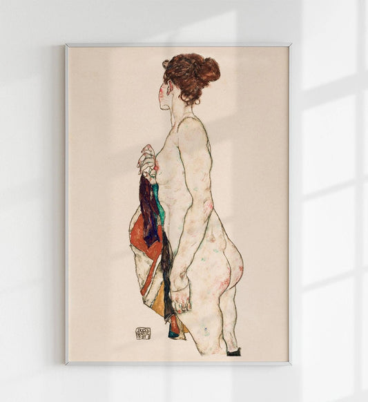 Mujer de pie con túnica estampada de Egon Schiele