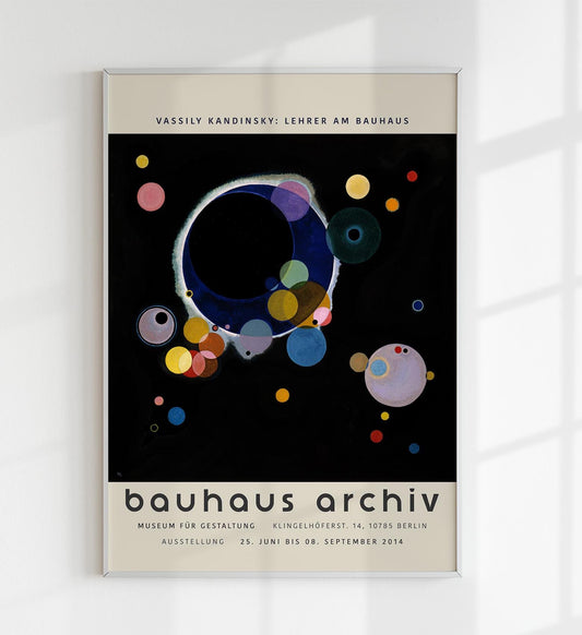 Cartel de la exposición "Varios círculos" de Wassily Kandinsky